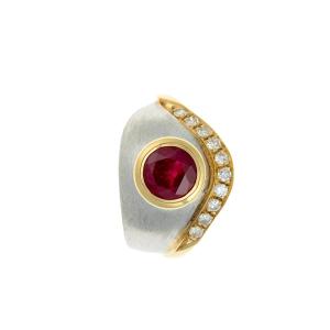 18k Gold Ring With A 1.74 Ct Ruby And Set With 10 Diamonds 