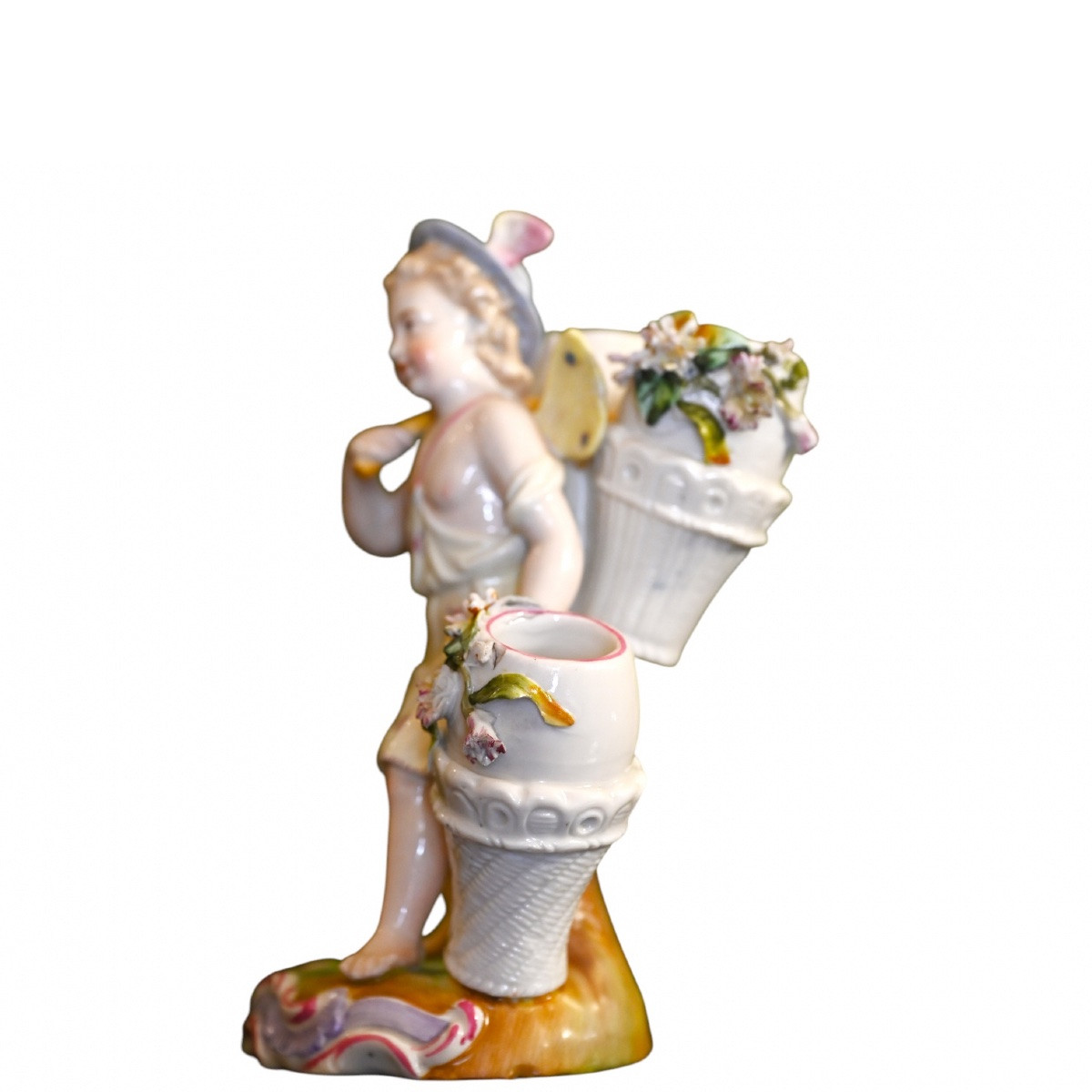Gruppo in porcellana policroma. Putto con ceste di fiori. Germania, fine del XIX SECOLO. -photo-3