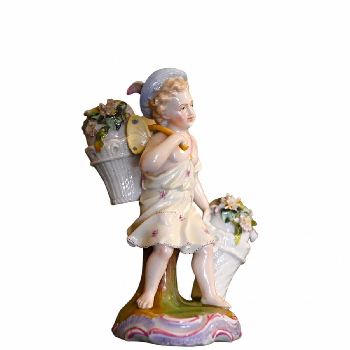 Gruppo in porcellana policroma. Putto con ceste di fiori. Germania, fine del XIX SECOLO. -photo-4