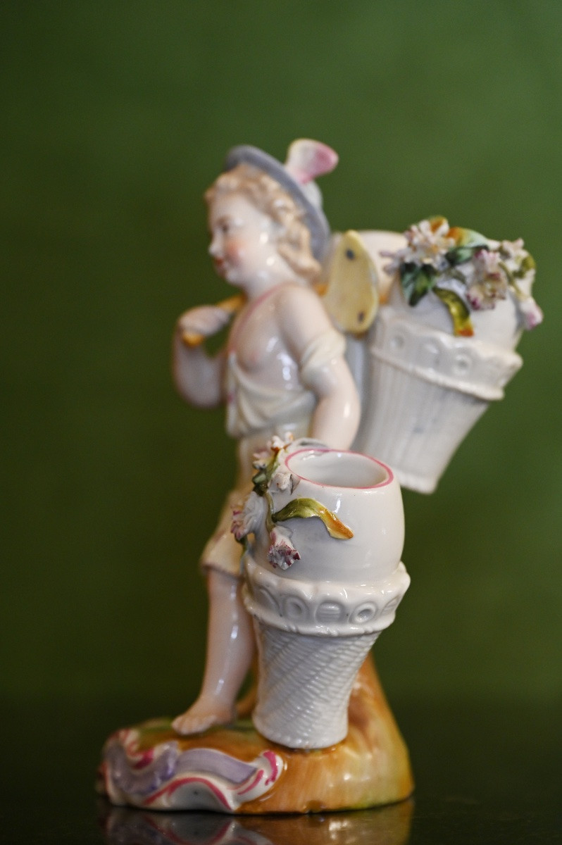 Gruppo in porcellana policroma. Putto con ceste di fiori. Germania, fine del XIX SECOLO. -photo-3