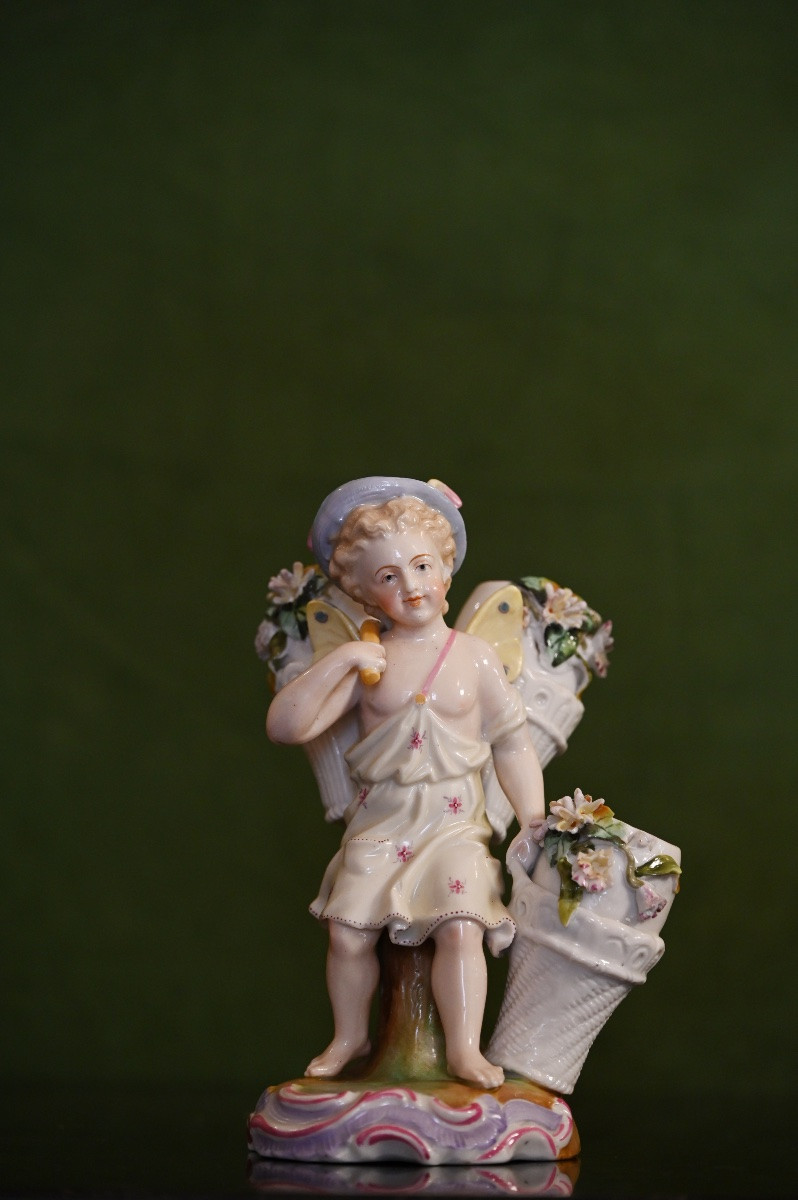 Gruppo in porcellana policroma. Putto con ceste di fiori. Germania, fine del XIX SECOLO. -photo-4