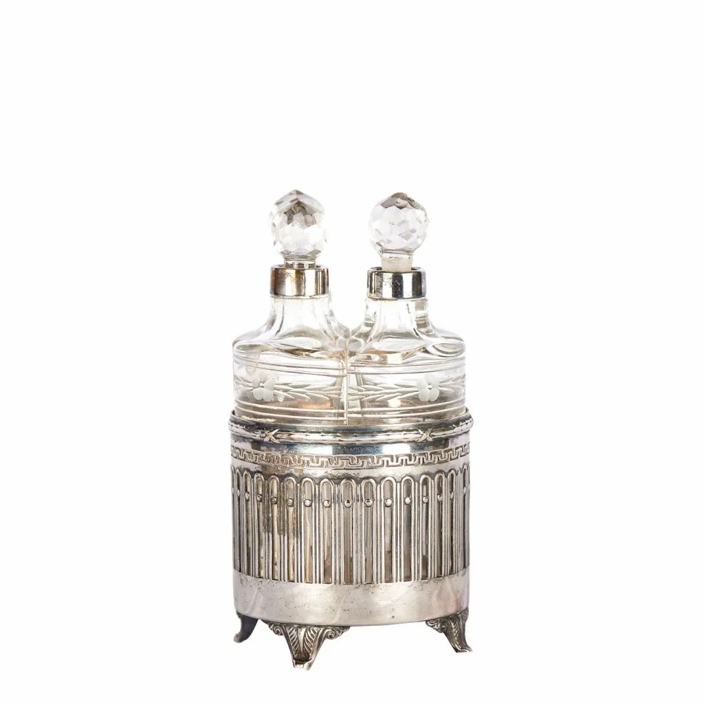 Porta profumi in argento con quattro ampolle in cristallo. 