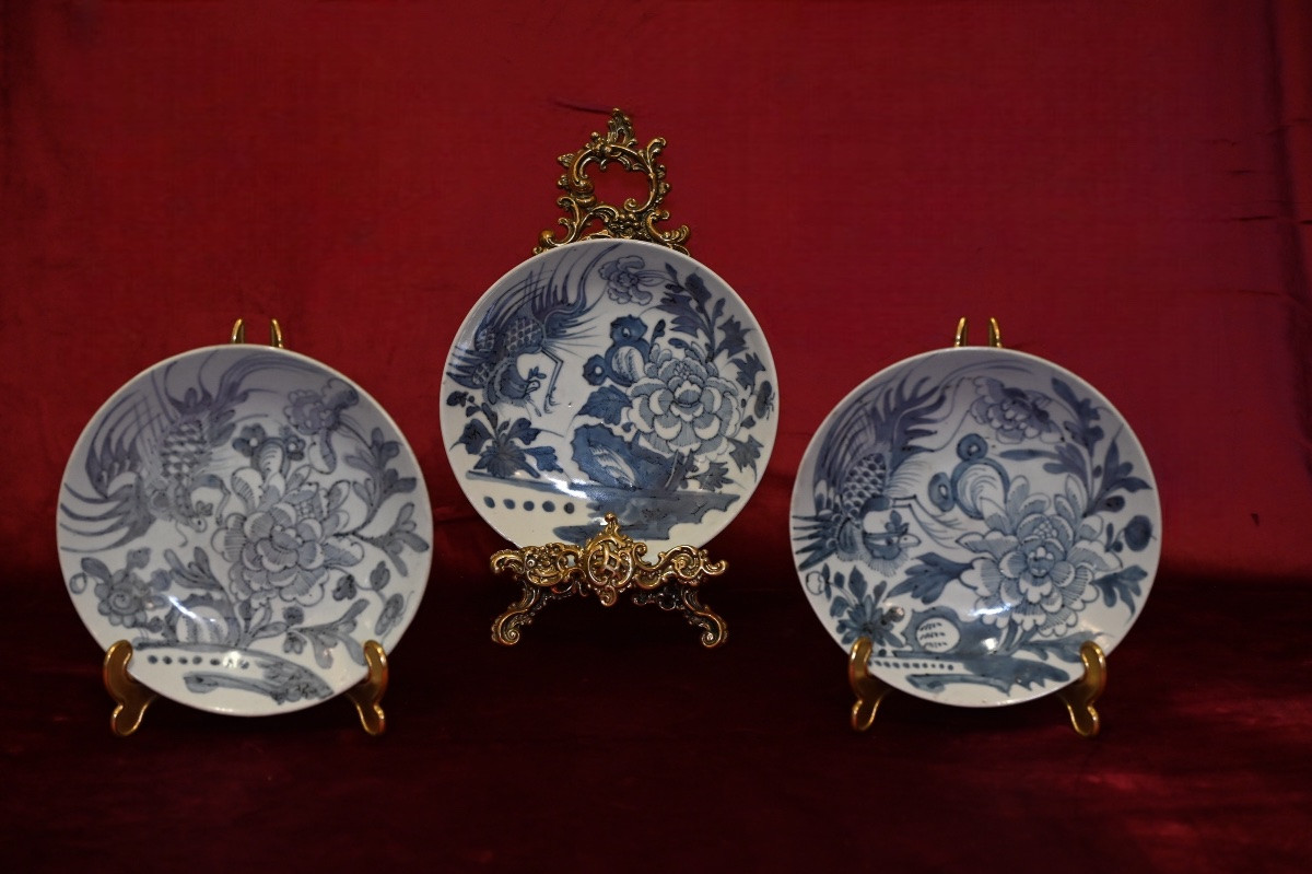 Tre piatti in porcellana bianco e blu – Cina, XX secolo-photo-2