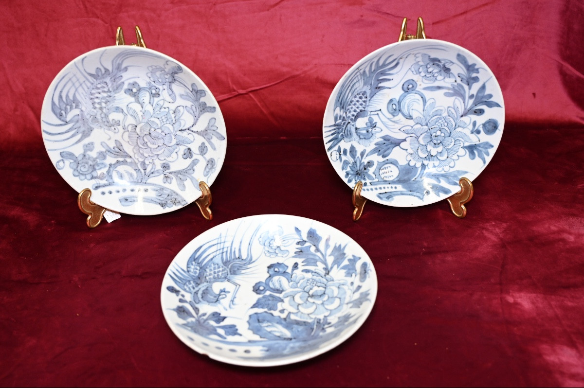 Tre piatti in porcellana bianco e blu – Cina, XX secolo-photo-4