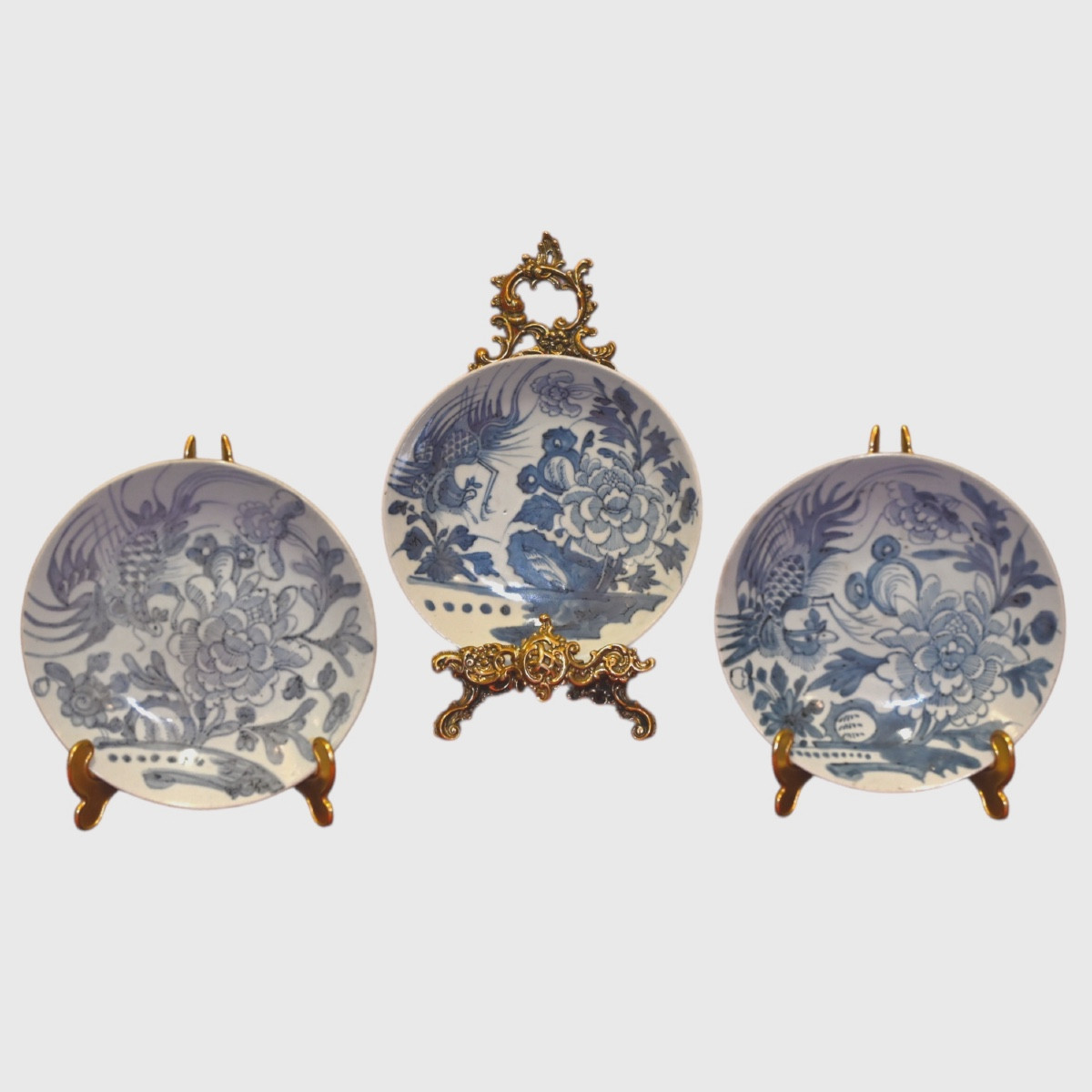 Tre piatti in porcellana bianco e blu – Cina, XX secolo