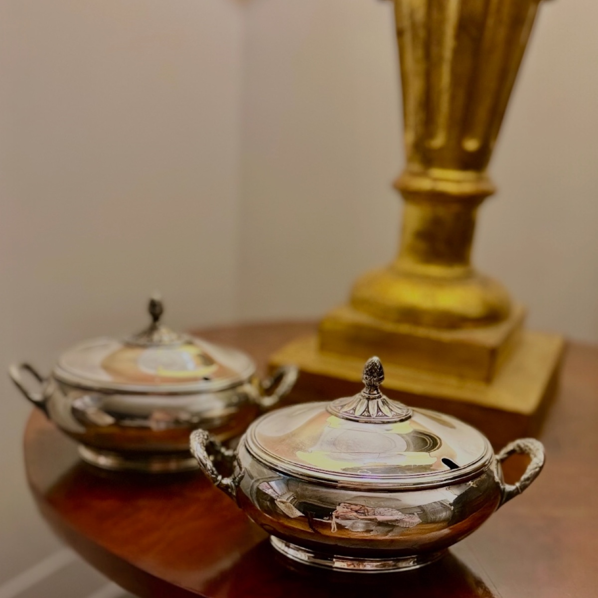 Coppia di salsiere gemelle con coperchio. Inghilterra, inizio sec. XX-photo-1