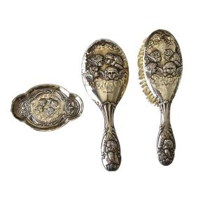 Set da toeletta in argento sbalzato. Inghilterra, inizio secolo XX