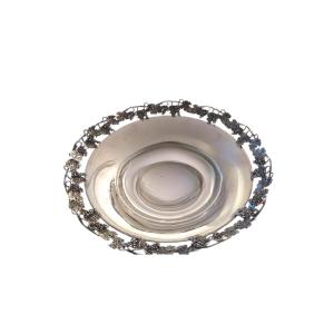 Centrotavola in argento con bordo traforato a tralci di vite  Italia, seconda metà del XX 