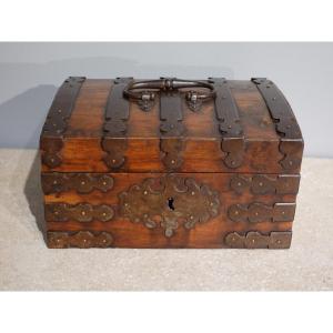 Box In Walnut Veneer And Wrought Iron From The 17th Century