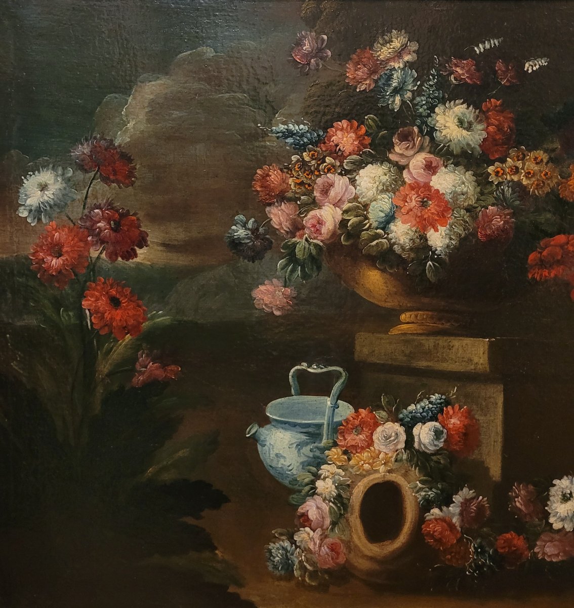 “Grande natura morta con vaso fiorito, ghirlanda di fiori e vaso in porcellana” -photo-2