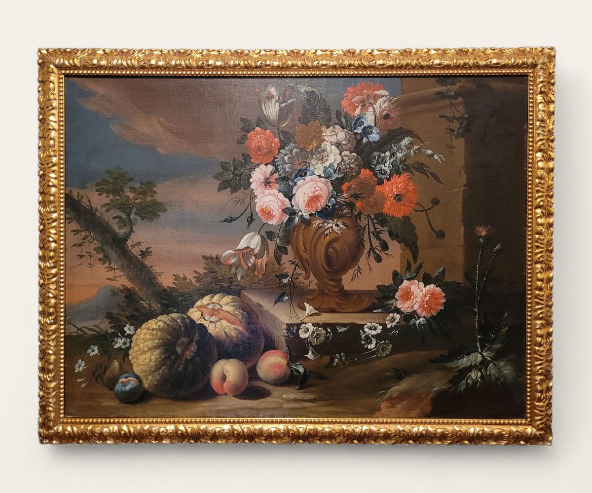 Natura morta con vaso di fiori, zucca e frutta in un paesaggio”