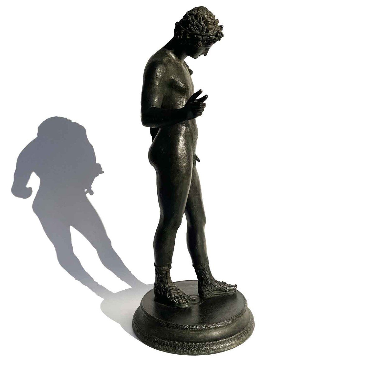 Narcisse Sculpture en bronze du début des années 1900, la figure est une reproduction du bronze