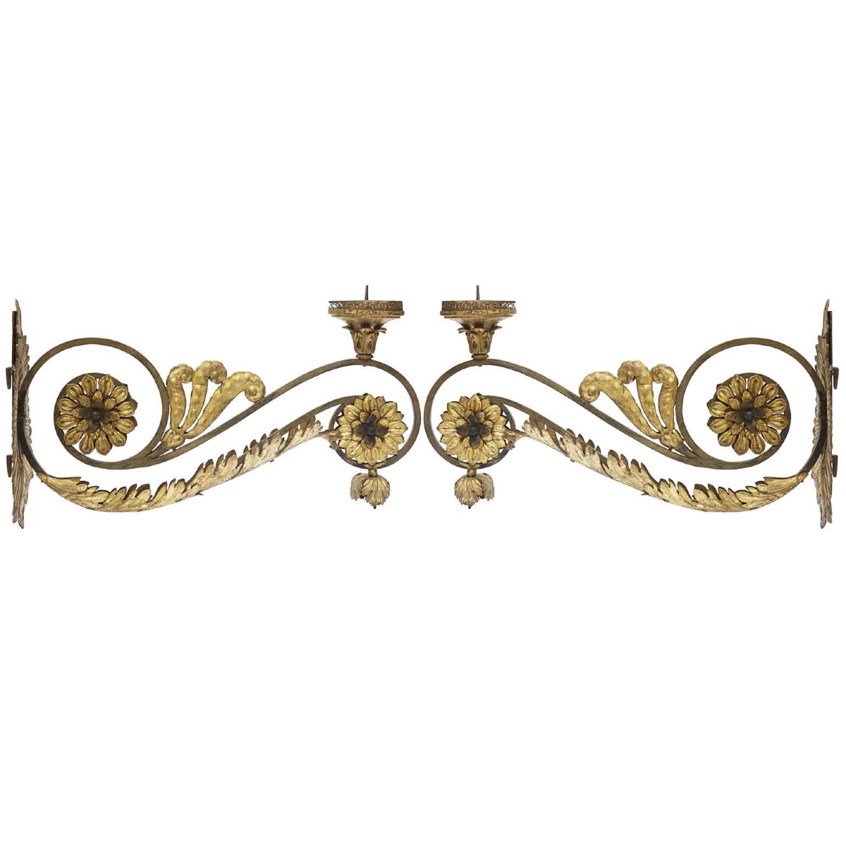 Coppia di Grandi Appliques Dorate Con Fiori e Volute 1700 Bracci Per Lampade Votive