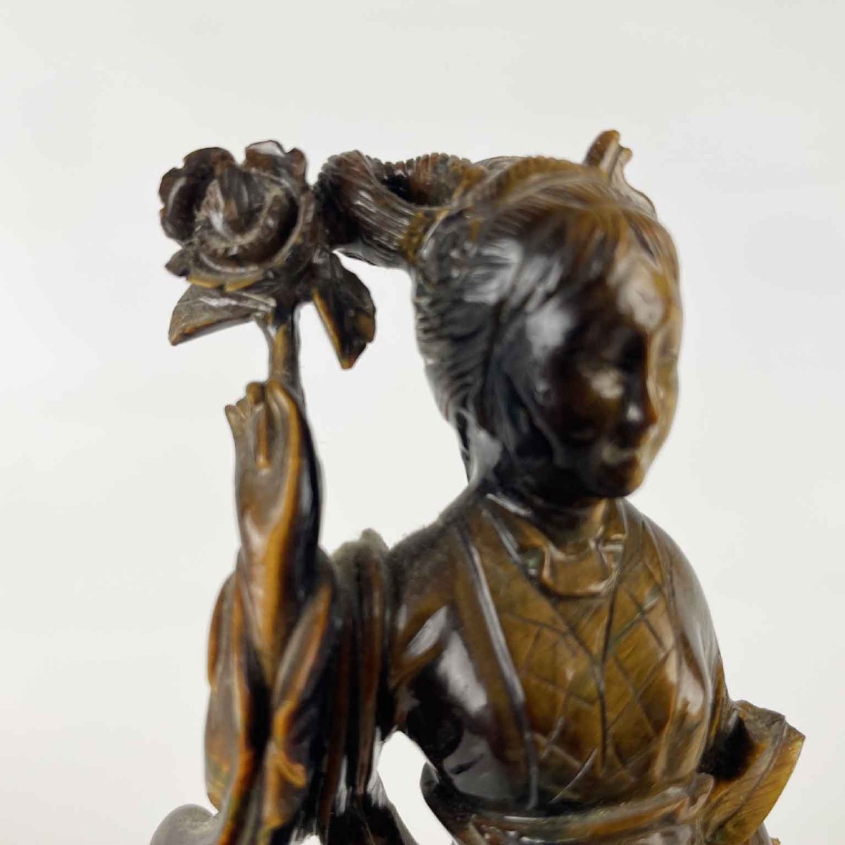 Figura Di Donna Con Fiore Intagliata In Occhio Di Tigre Cina 1960 Circa-photo-2