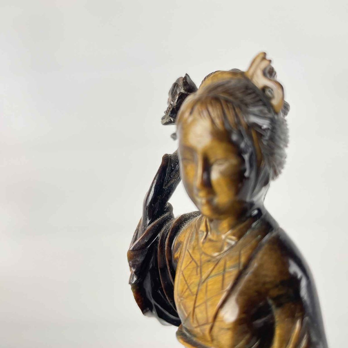 Figura Di Donna Con Fiore Intagliata In Occhio Di Tigre Cina 1960 Circa-photo-3