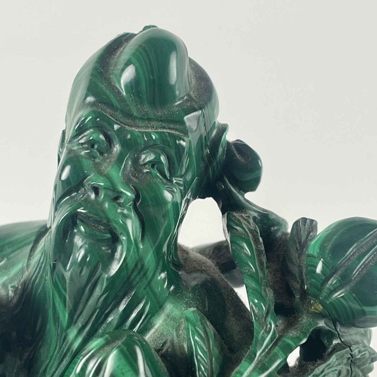 Figurine chinoise représentant un vieil homme sculpté dans la malachite-photo-1