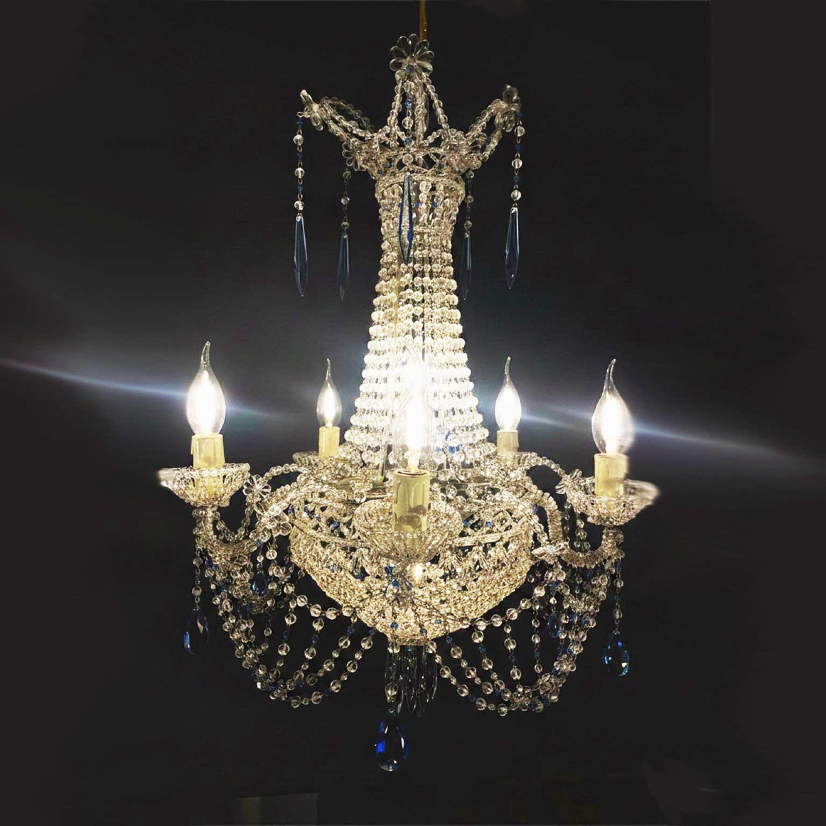 Lampadario Con Perline Trasparenti E Cristalli Azzurri