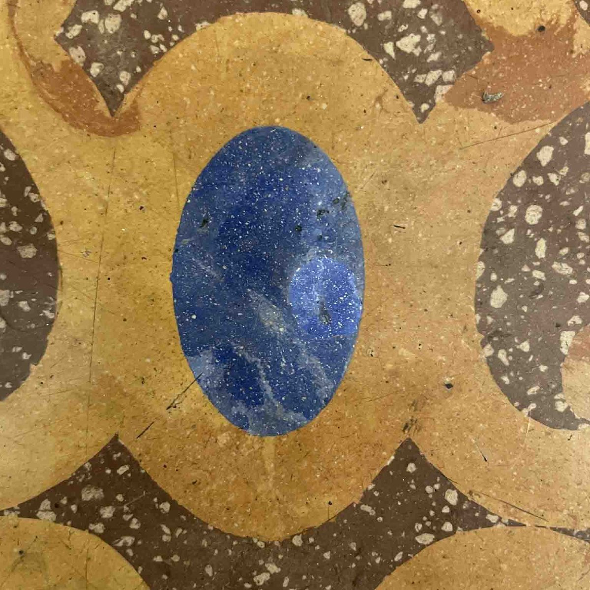 Raro Tavolo In Scagliola Del 1800: Un Trionfo Di Intarsi E Colore-photo-1