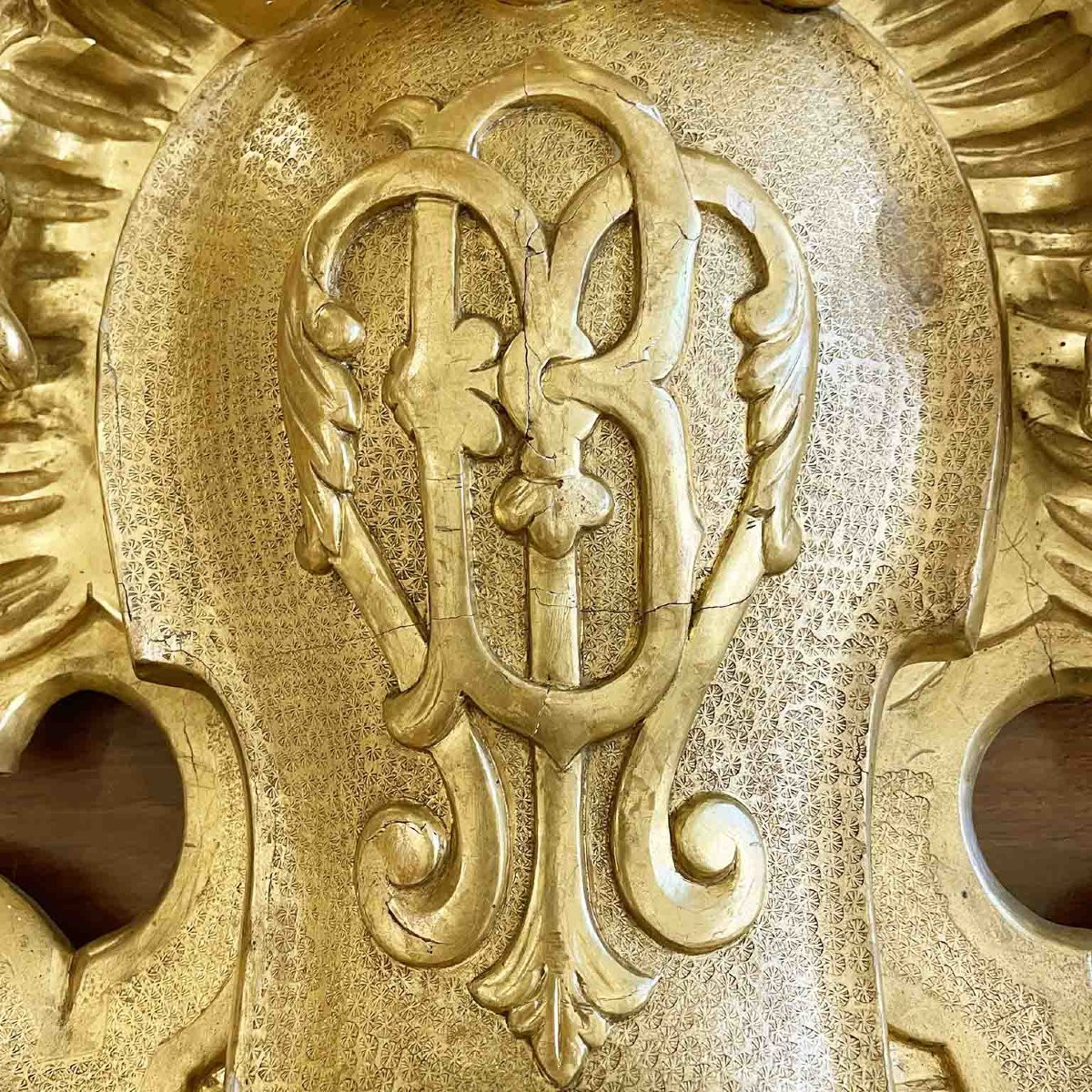 Fregio in Legno Intagliato e Dorato con Monogramma con Lettera B-photo-1