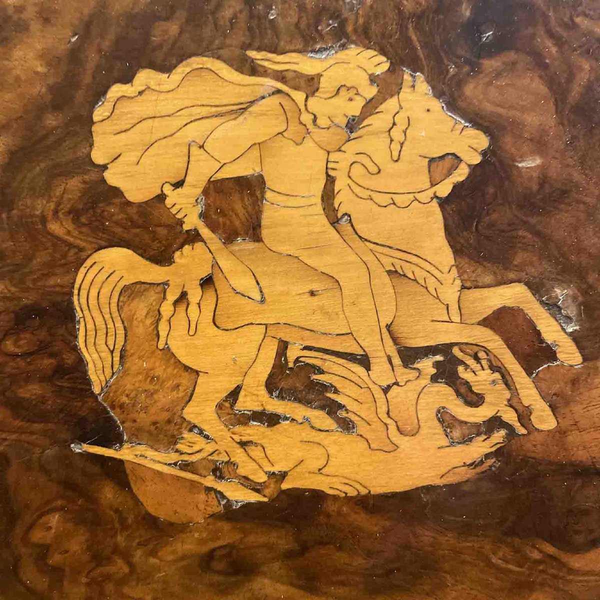 Tavolo da Salotto Rotondo in Radica di Noce con Intarsio di San Giorgio e il Drago-photo-2