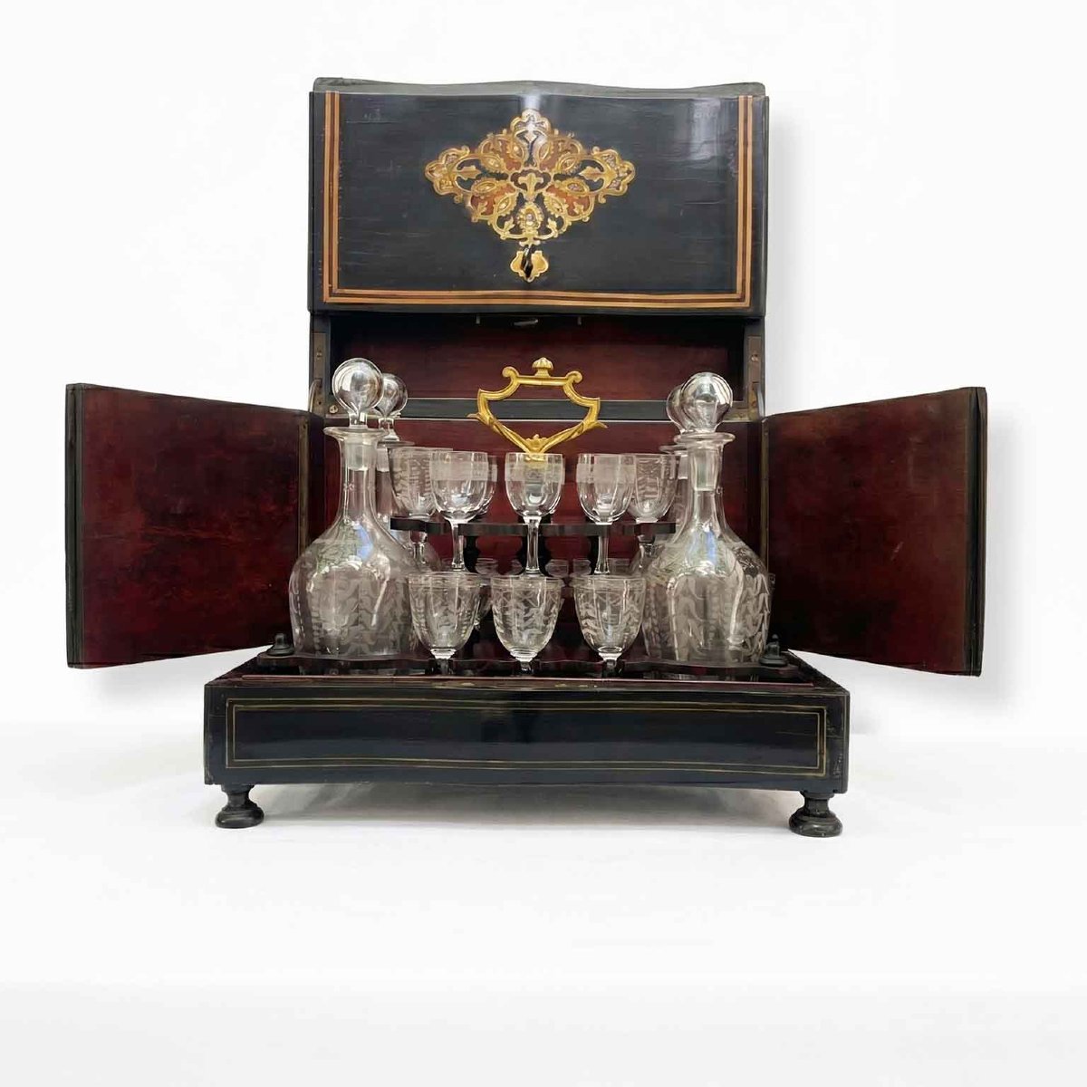 Cofanetto da Liquori Francese del 1860 Circa con Bottiglie e Bicchieri Molati