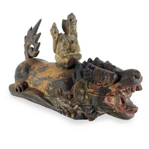 Scultura Di Animale Fantastico Con Divinità
