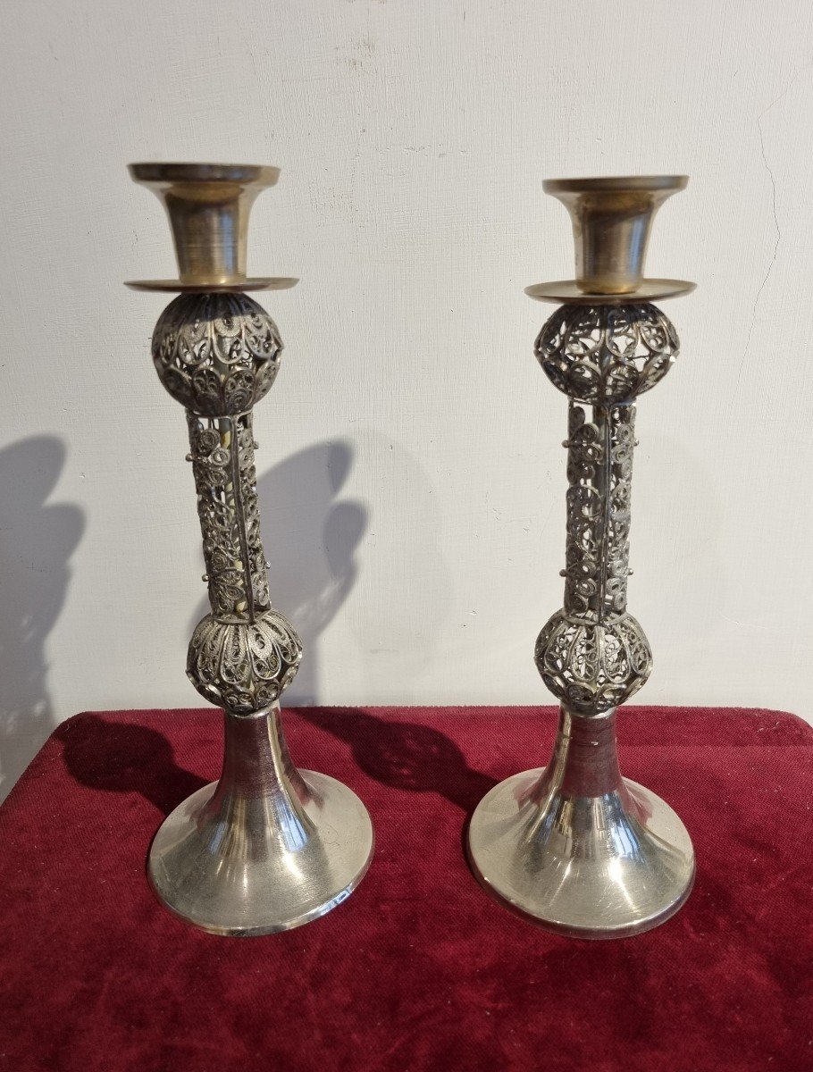 Coppia di candelieri in argento e metallo 