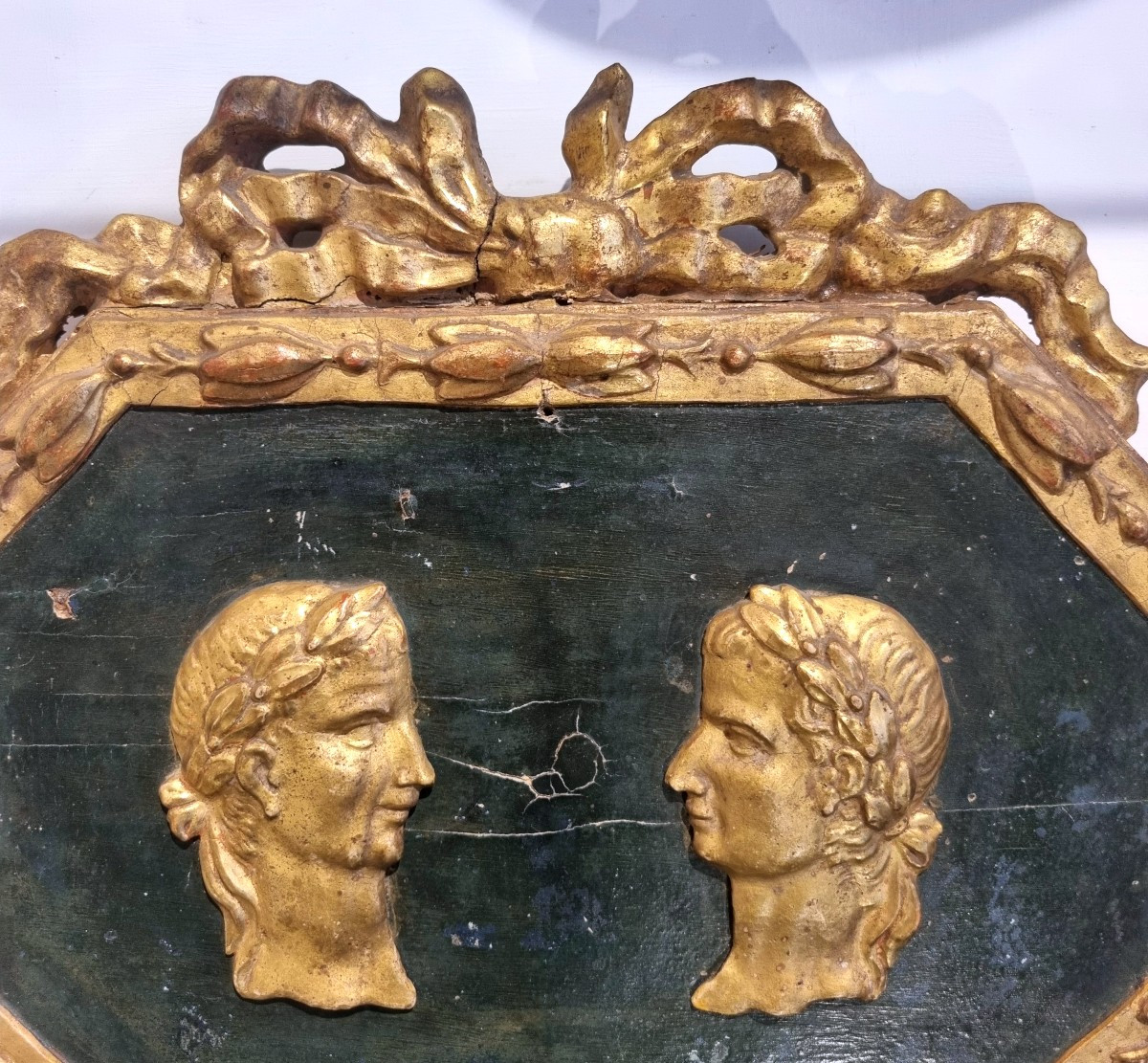 Fregio in legno dorato e laccato con profili di Imperatori-photo-2