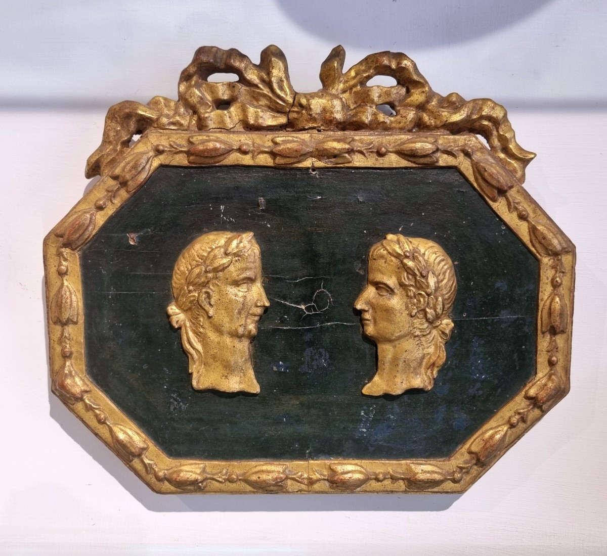 Fregio in legno dorato e laccato con profili di Imperatori-photo-3