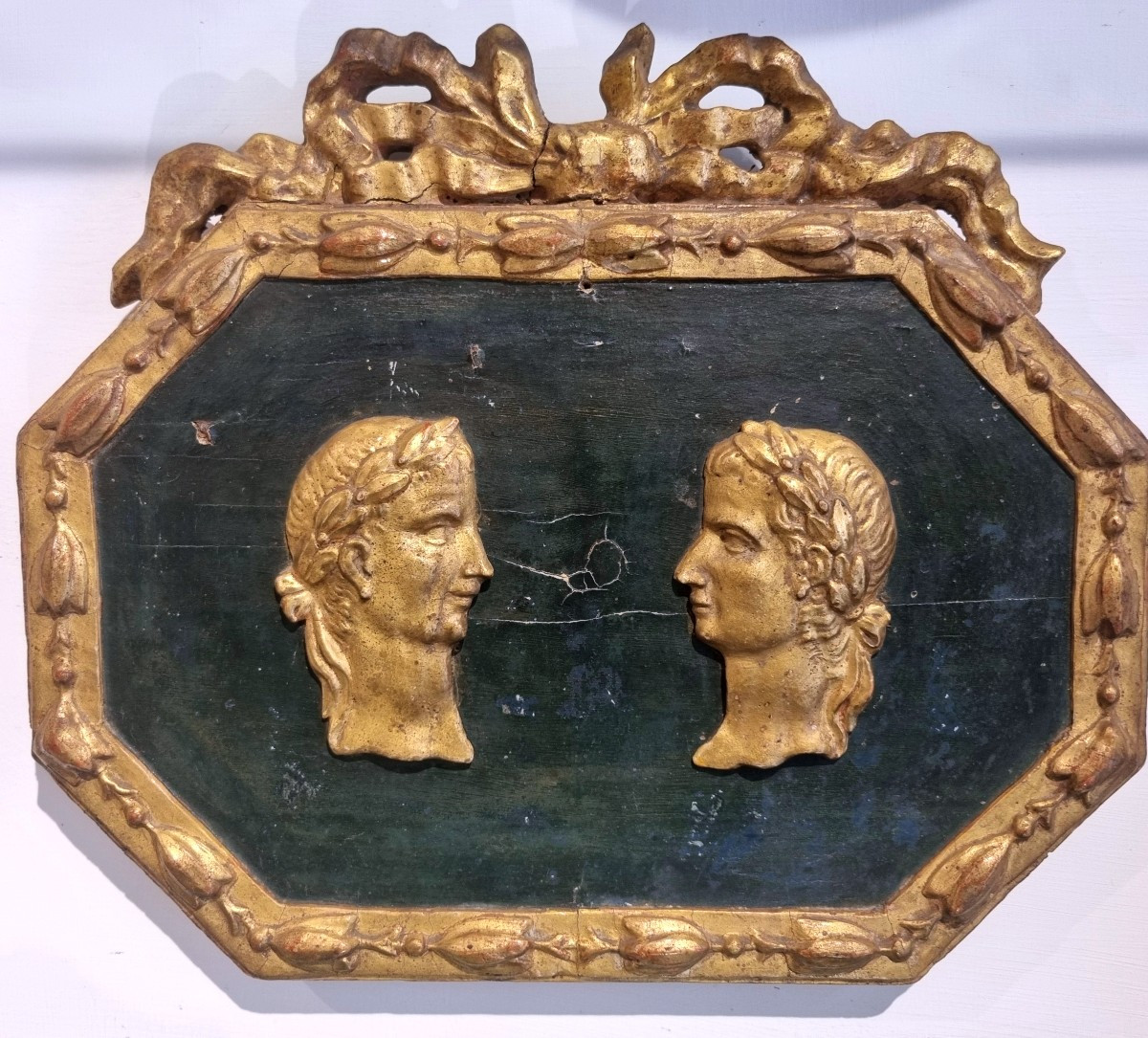 Fregio in legno dorato e laccato con profili di Imperatori-photo-4