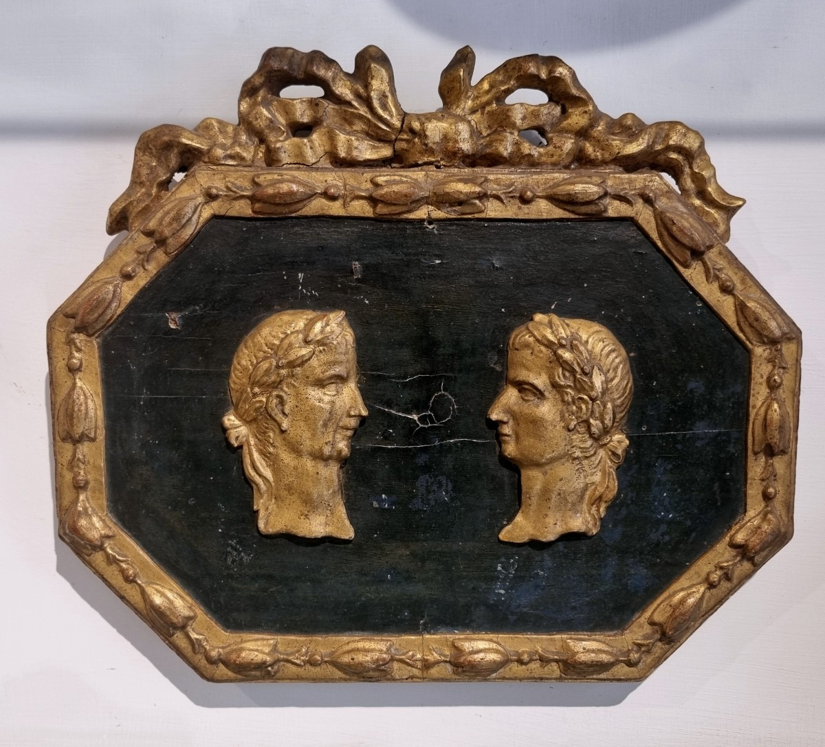 Fregio in legno dorato e laccato con profili di Imperatori-photo-2