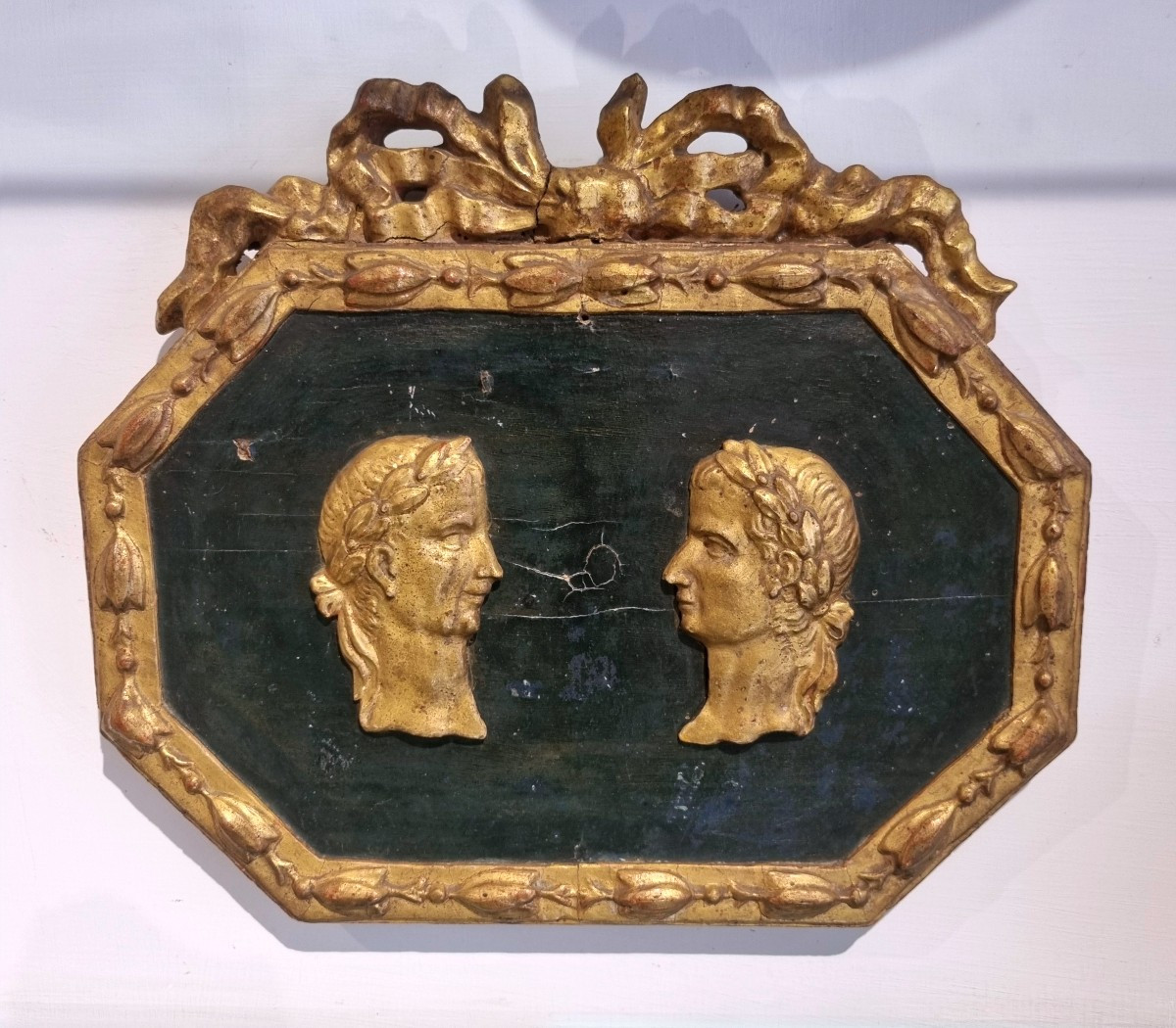 Fregio in legno dorato e laccato con profili di Imperatori