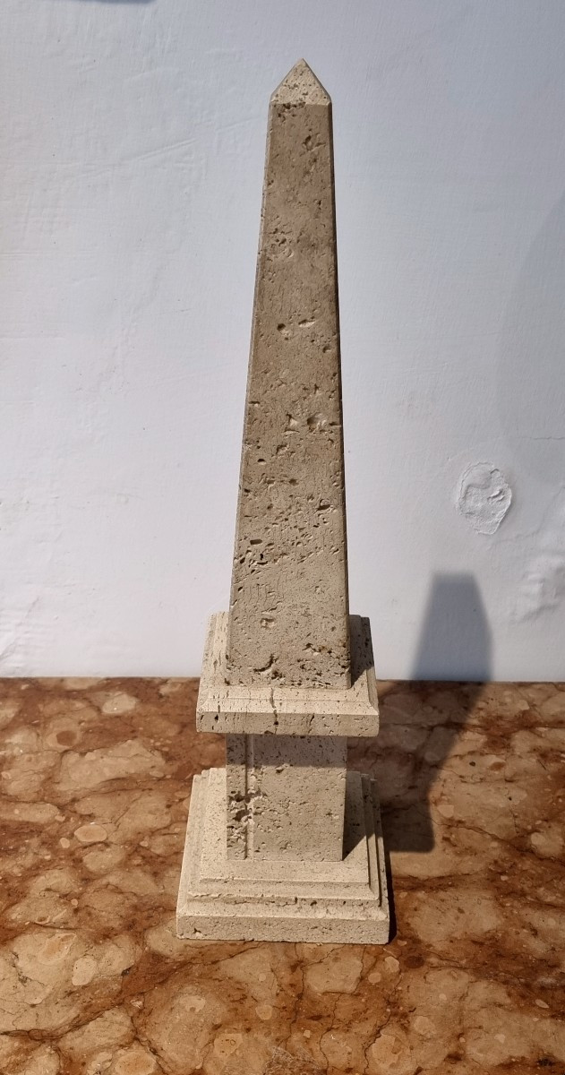 Obelisco in travertino