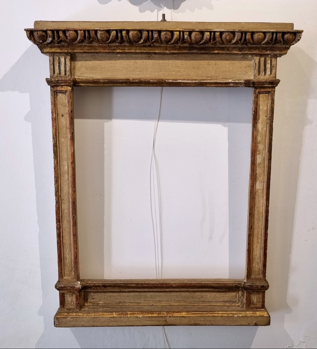 Cornice italiana ad edicola in legno laccata