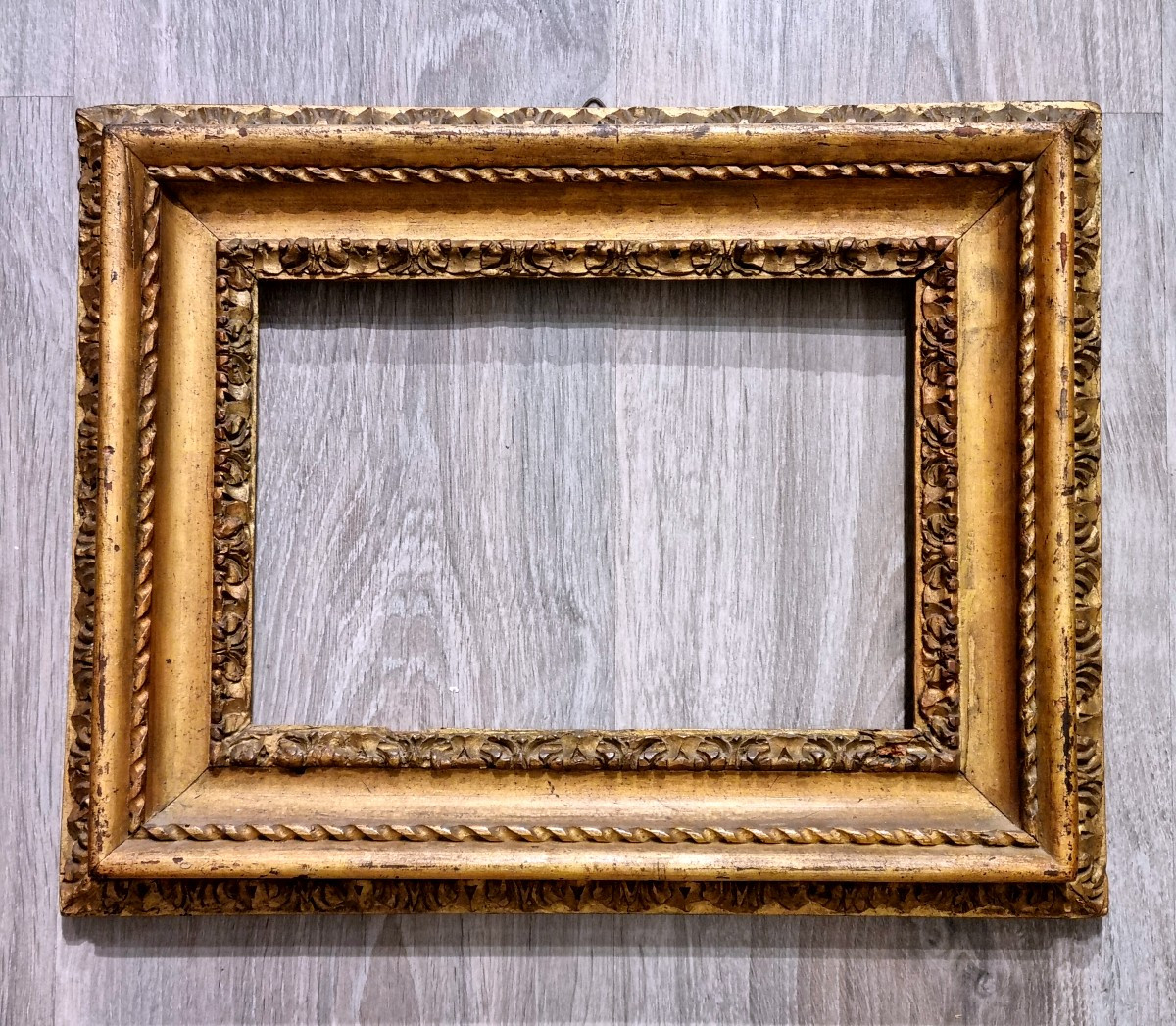 Cornice romana in legno dorato