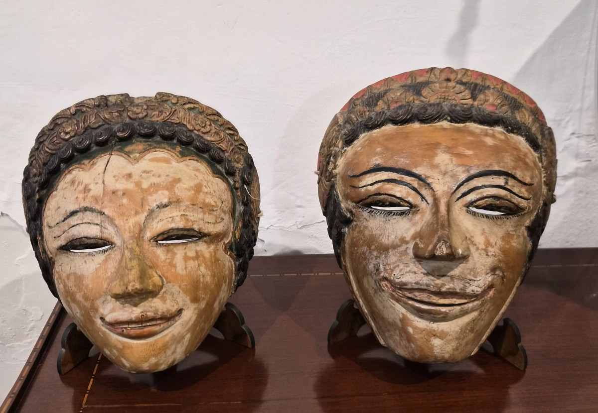 Paio di Maschere orientali legno policromo