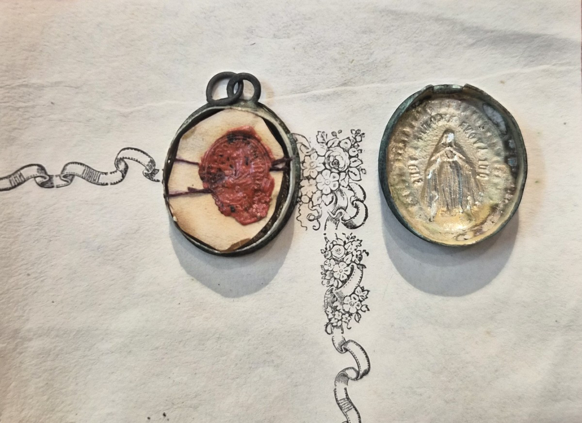 Reliquia di San Crispino da Viterbo con autentica del 1876, ex Carne S.Crispini a Viterbo-photo-2