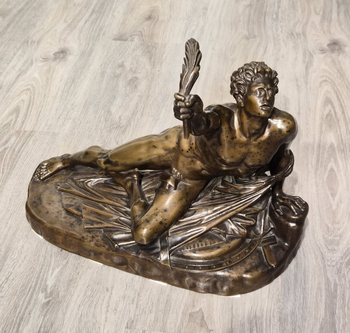 La scultura in bronzo del Soldato di Maratona,firmata F.Barbedienne