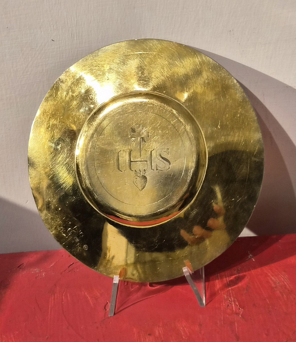 Patena in argento dorato con cristogramma(IHS,Gesù Salvatore degli Uomini)