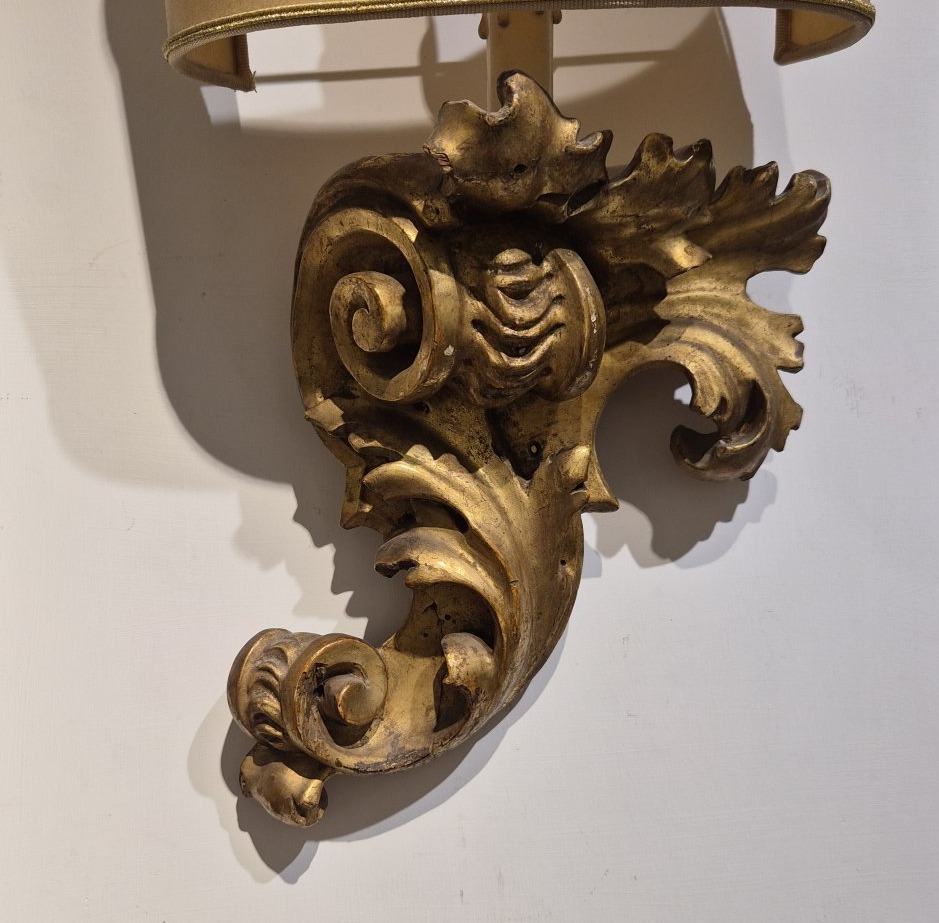 Coppia di appliques in legno intagliato e dorato d'epoca Rococò-photo-3
