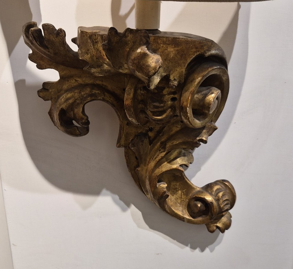 Coppia di appliques in legno intagliato e dorato d'epoca Rococò-photo-4