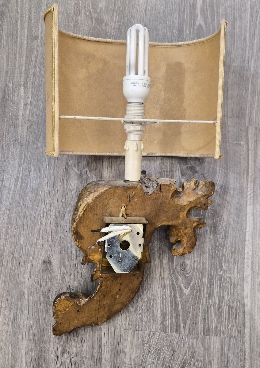Coppia di appliques in legno intagliato e dorato d'epoca Rococò-photo-1
