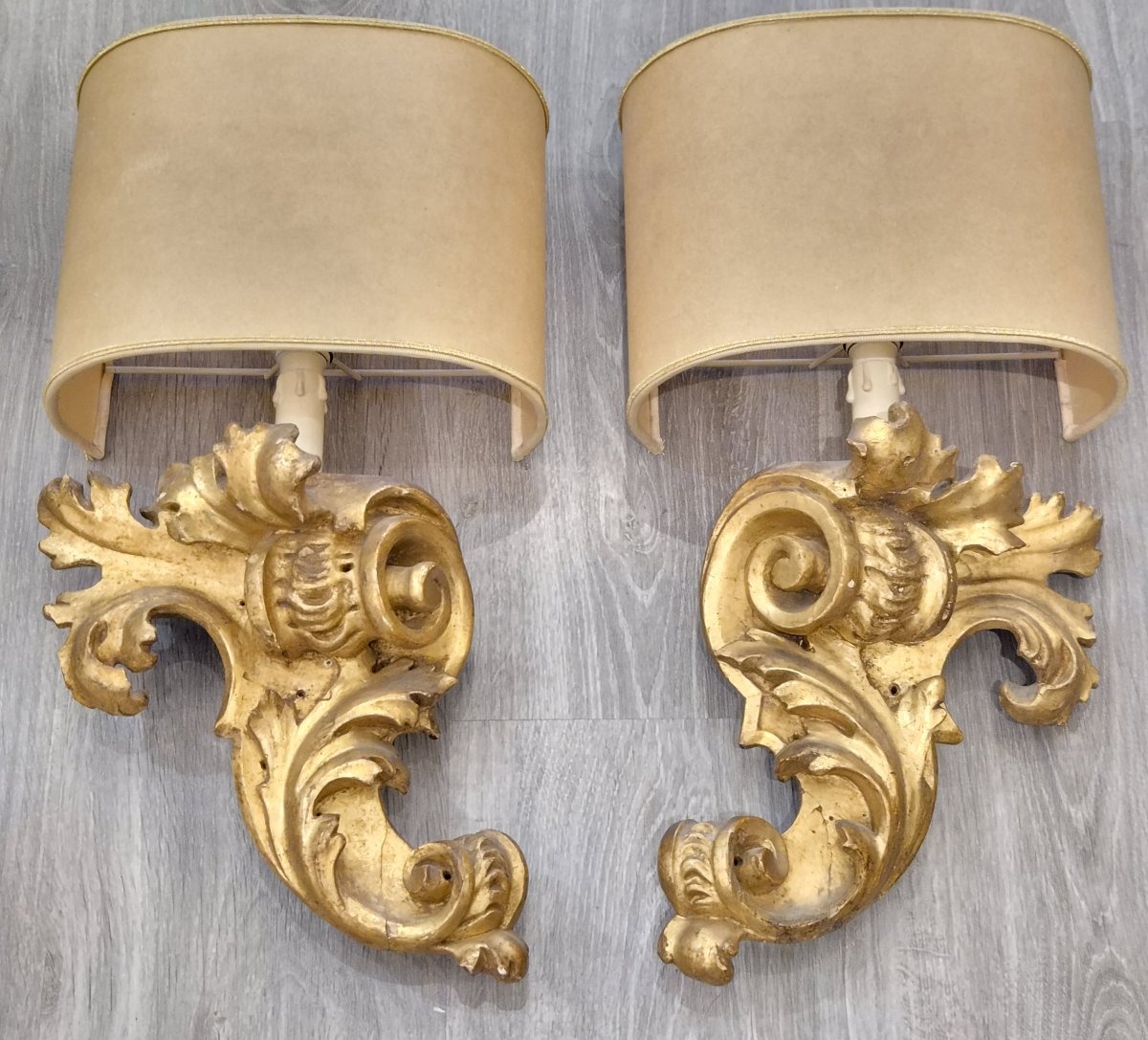 Coppia di appliques in legno intagliato e dorato d'epoca Rococò