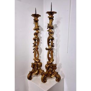 Paio di candelieri in legno dorato