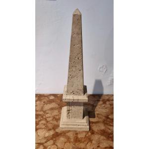 Obelisco in travertino