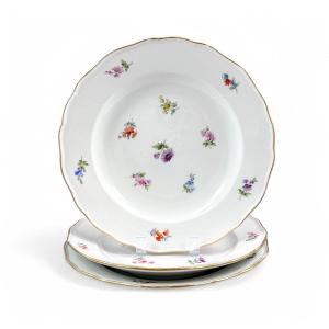 Set Of Three Meissen Porcelain Plates With Streublumen Decoration, Germany, 1880s