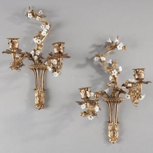 Small Pair Of Louis XVI Style Wall Lights In Gilded Bronze And White Porcelain