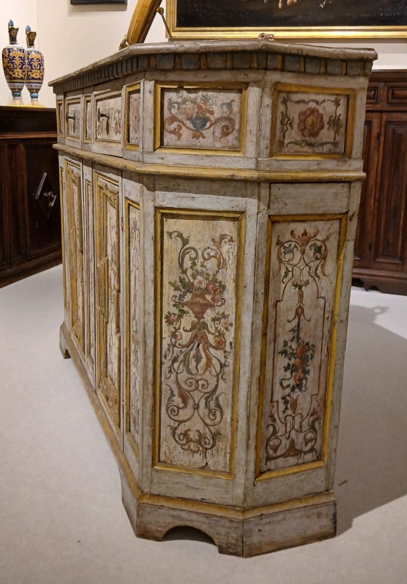 Rara ed importante credenza veneta decorata a tempera magra-photo-2