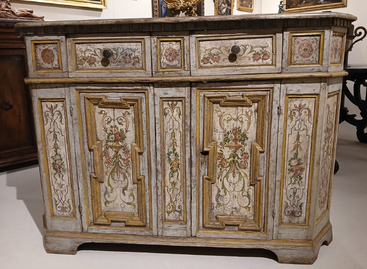 Rara ed importante credenza veneta decorata a tempera magra