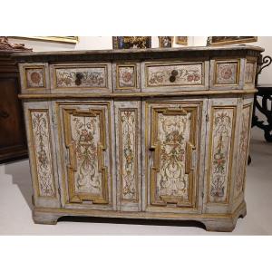 Rara ed importante credenza veneta decorata a tempera magra